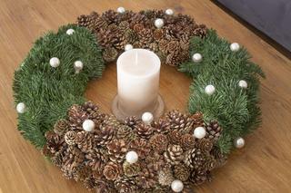 Wieniec z szyszek na cmentarz