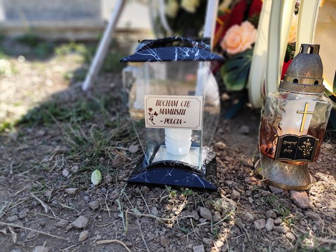 Pogrzeb Justyny i Zbigniewa. Ich groby utonęły w białych kwiatach