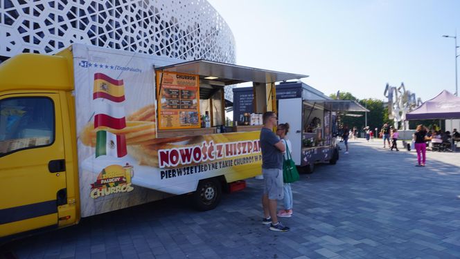 Festiwal Food Trucków w Olsztynie. Pod halą Urania można zjeść dania z kuchni całego świata [ZDJĘCIA]