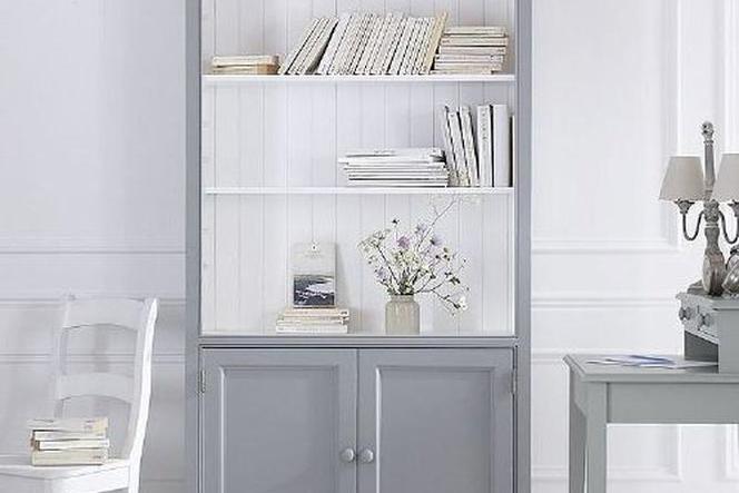 Szara witrynka, mała biblioteczka w przedpokoju