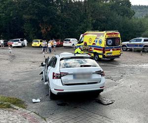 Wypadek autobusu w Karpaczu. Osobówka wjechała prosto pod jego koła. Jest wieku rannych [ZDJĘCIA].