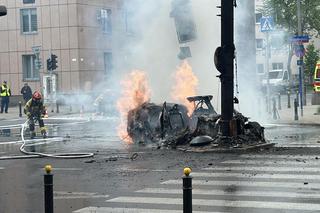 Autem elektrycznym huknął w słup, pojazdstanął w ogniu