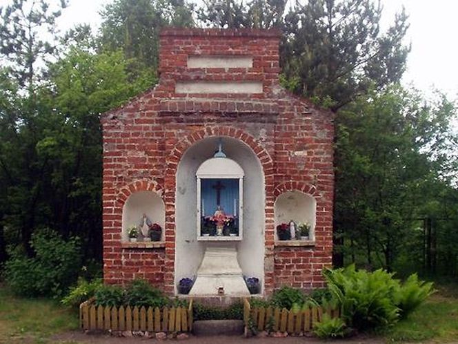 To jedna z najstarszych kapliczek warmińskich. Wyróżnia ją nietypowa architektura