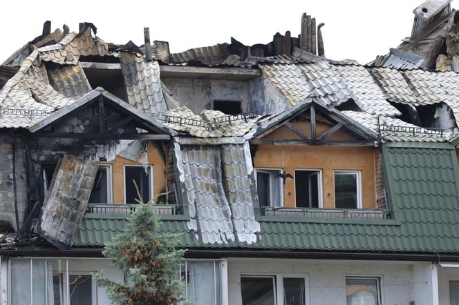 Blok przy ul. Powstańców w Ząbkach po pożarze