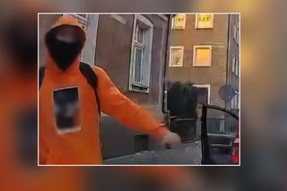 Zamaskowany 20-latek wskoczył na maskę auta i zatrzasnął drzwi kierowcy. Nagranie mrozi krew w żyłach!