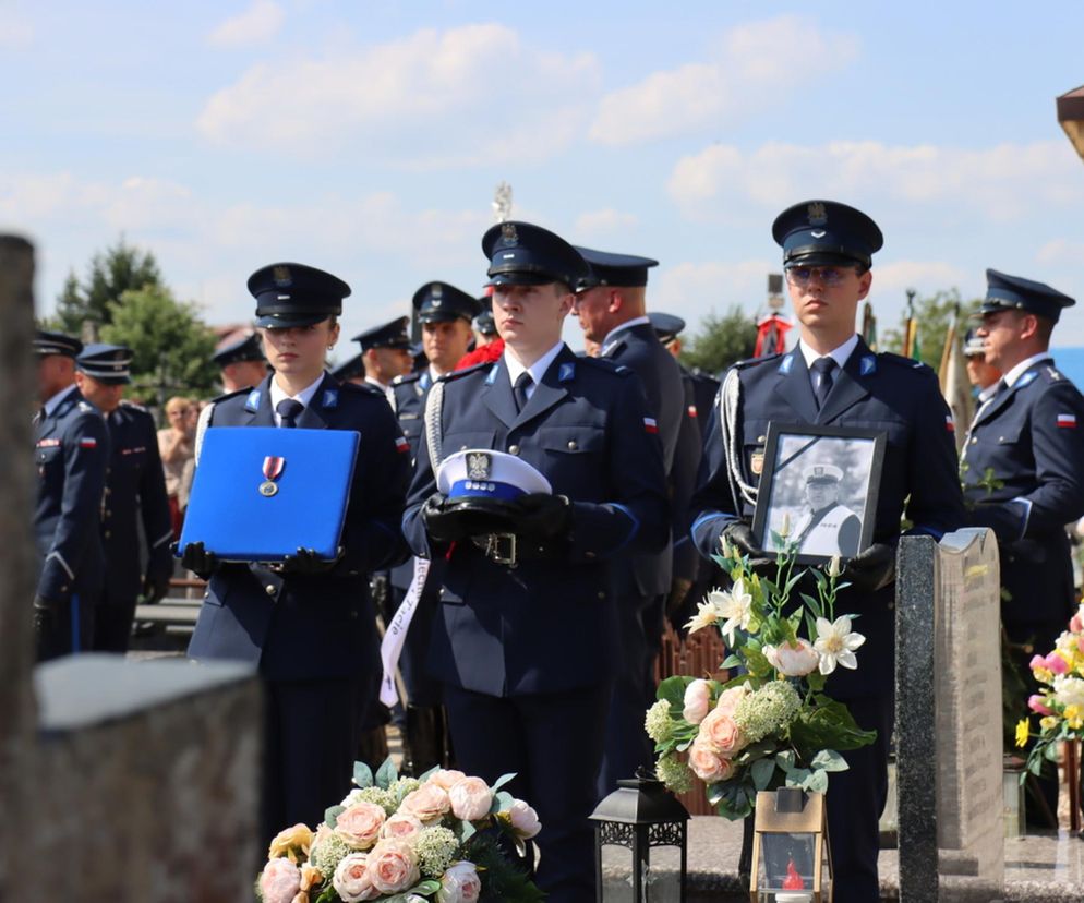 Pogrzeb policjanta, który zmarł po interwencji. Polska Policja pożegnała asp. sztab. Bogdana Orzeszka