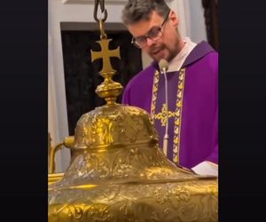 Ida Nowakowska relacjonuje wizytę w kościele. Smutna, poważna mina