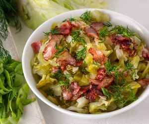 Młoda kapusta z boczkiem – szybkie, aromatyczne i nieziemsko pyszne danie!