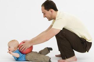 ZABAWY Z DZIECKIEM: Gimnastyka dla taty i smyka – masaż piłką