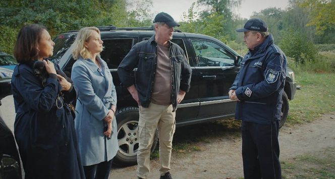 M jak miłość odc. 1843.  Staszek Popławski (Sławomir Holland), Marysia (Małgorzata Pieńkowska), Judyta (Paulina Chruściel), właściciel psa (Artur Łodyga)