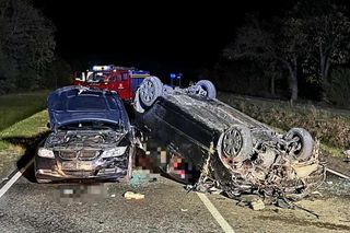  Poważny wypadek na drodze wojewódzkiej w woj. lubelskim. Auto dachowało, wypadła z niego młoda kobieta