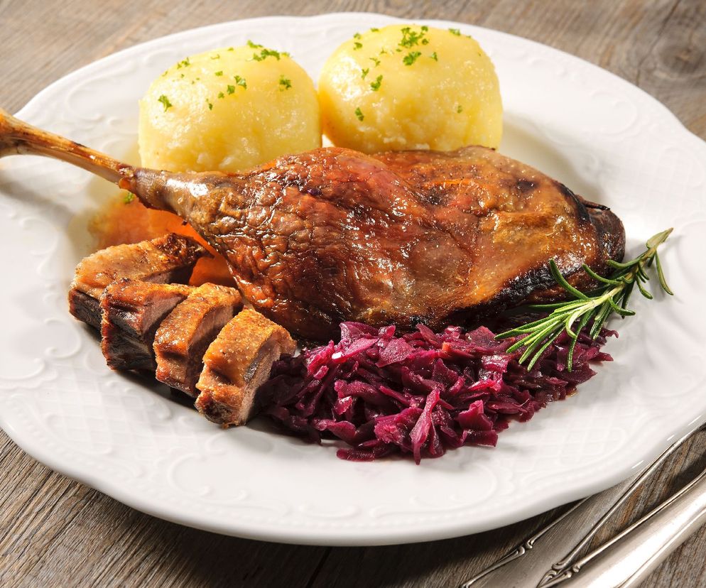 Gęsie udka z czerwoną kapustą: przepis na gęsinę