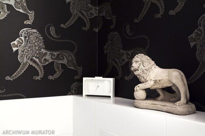 Biał-czarna łazienka z tapetą w lwy