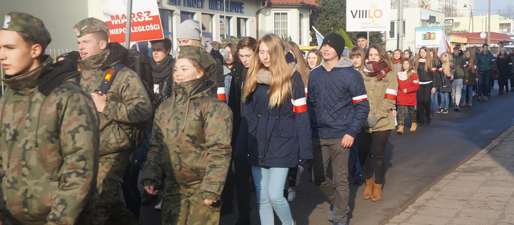 Uroczysty przemarsz licealistów ulicą 11 Listopada