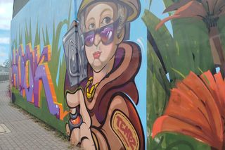 Kolorowe grafiki w siedleckim tunelu pod torami