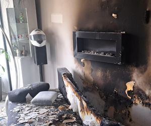 Policjanci uratowali seniorów z płonącego budynku