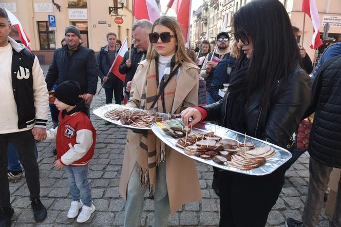 Rolnicy "strajkowali" częstując tym, co mają najlepsze! Mieszkańcy byli w szoku