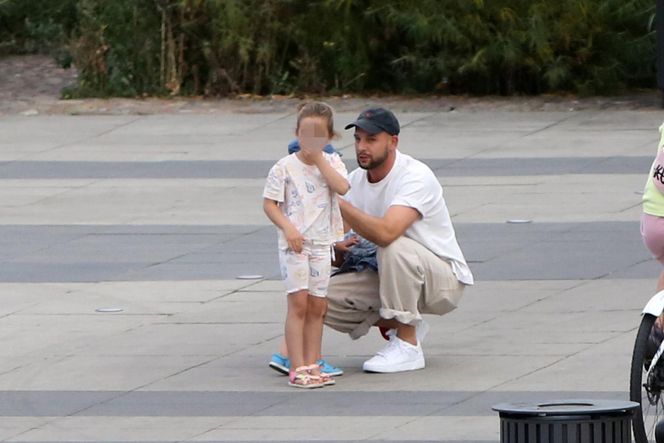 Maciej Pela z córeczkami nad Wisłą