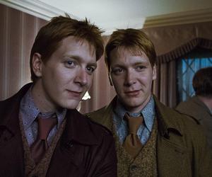 Harry Potter. Fred i George Weasley po latach. Dziś odróżnisz ich bez trudu! 