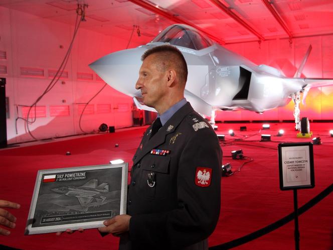 Gen.dyw. pil. Ireneusz Nowak na tle F-35A Husarz