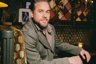 Charlie Hunnam zachwycił jako Ed Gein. Gdzie jeszcze zagrał gwiazdor Potwora? 