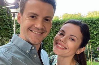 Krzysztof Kwiatkowski (Jakub), Paulina Lasota (Kasia) na planie M jak miłość - sierpień 2023 r.