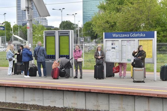  Niebezpieczny tłok na Gdańskim. Perony i schody zatłoczone do granic możliwości. „Tu się kiedyś ktoś zabije!”