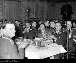 Joseph Goebbels bawi się na nazistowskiej imprezie świątecznej, rok 1940