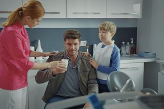 M jak miłość odc. 1850. Marcin (Mikołaj Roznerski), Szymek (Staś Szczypiński), dentystka (Monika Janik-Hussakowska)