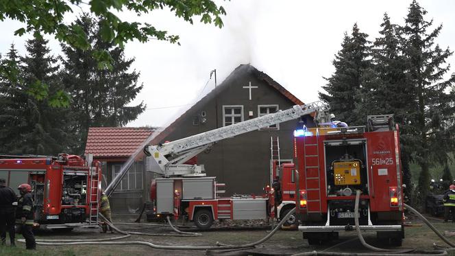 Ogień na plebanii pojawił się w czasie mszy. Żywioł strawił majątek parafian 