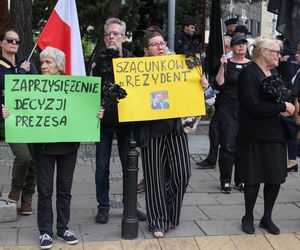 Tak Polacy witają Karola Nawrockiego. Gigantyczne emocje na placu. Wszystko widać na banerach
