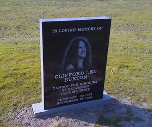 Dzień, w którym zginął Cliff Burton, basista Metalliki. Zauważyłem, że autobus na nim leżał 