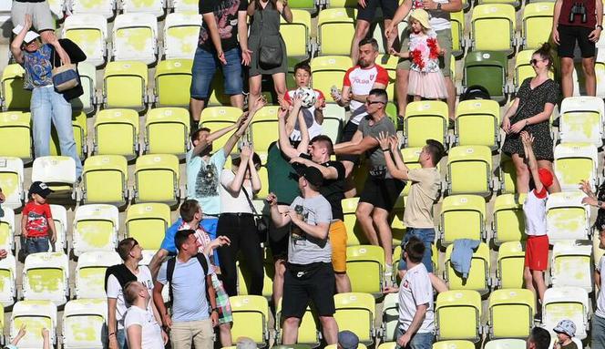 Trening biało-czerwonych w Gdańsku: Kilkanaście piłek wpadło  w trybuny [FOTO]