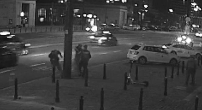 Brutalny atak nożownika w centrum Warszawy. Policja szuka sprawcy, udostępniła drastyczne nagranie