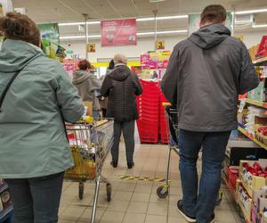 Nowy trend w polskich supermarketach. Klienci kombinują, jak nie stać w kolejkach