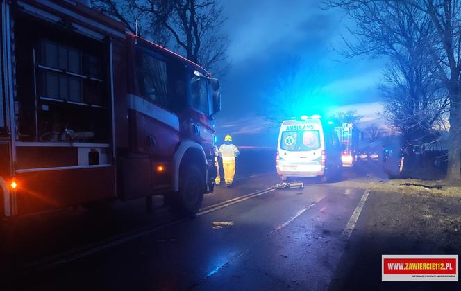 Poważny wypadek drogowy w Gustawowie. Auto roztrzaskało się na drzewie