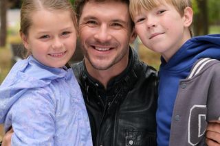 M jak miłość na planie. Marcin (Mikołaj Roznerski), Szymek (Staś Szczypiński), Maja (Laura Jankowska)