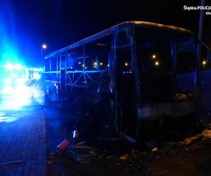 Przy autostradzie A4 doszczętnie spłonął autokar. Pojazdem podróżowały dzieci wracające z wakacji