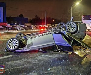 Tychy: Kompletnie pijany kierowca BMW skosił znaki drogowe i latarnię, a potem dachował