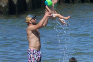 Borys Szyc z rodziną nad Bałtykiem