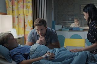 M jak miłość, odcinek 1837: Marcin (Mikołaj Roznerski), Szymek (Staś Szczypiński), Iza (Adriana Kalska)