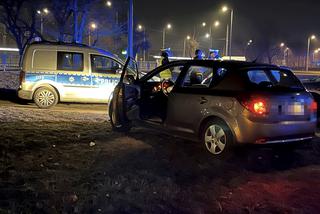 Zwiewał peugeotem przez pół miasta. Policjanci ranni