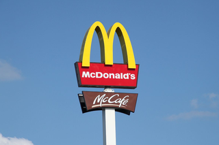 Pracownik McDonald's miał kontakt z zakażonym COVID-19. Załoga w kwarantannie
