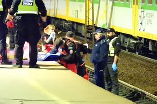 Młody mężczyzna wpadł między peron a pociąg w Warszawie. Został zmiażdżony
