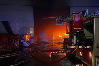 Pożar w Czechowicach-Dziedzicach. Płonie hala fabryczna