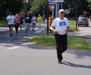 Seniorzy w Bydgoszczy pokazali moc! Blisko setka na starcie pierwszego Biegu Seniora