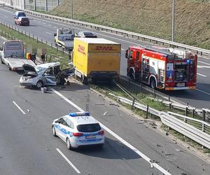 Horror na S2. Ciężarówka zmiażdżyła auto, dwie osoby zakleszczone w środku