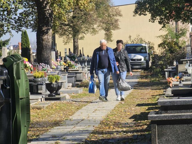 Polacy masowo sprzątają groby przed 1 listopada