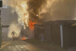 Pożar bazaru Różyckiego. Kłęby dymu nad historycznym targowiskiem