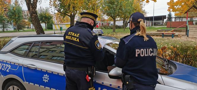 Jak policja sprawdza kwarantannę? Oto odpowiedź! Zobacz, co dokładnie robią [WIDEO]